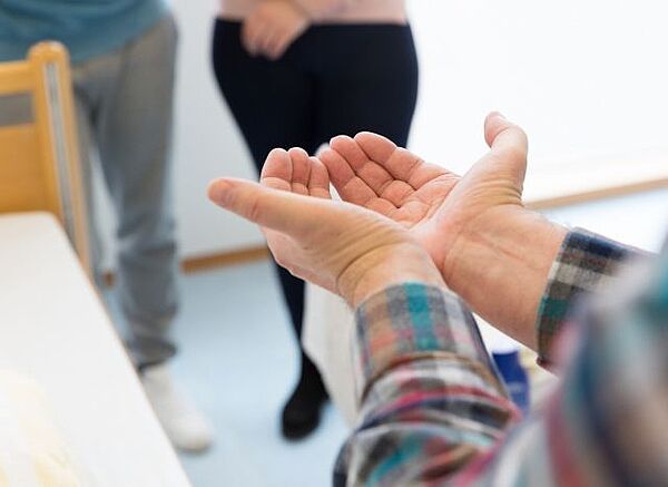 Ausgestreckte Hände eines Seniors