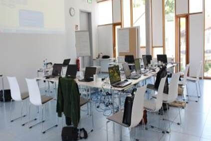 Mit Laptops bestückter Tisch im Seminarraum des Instituts