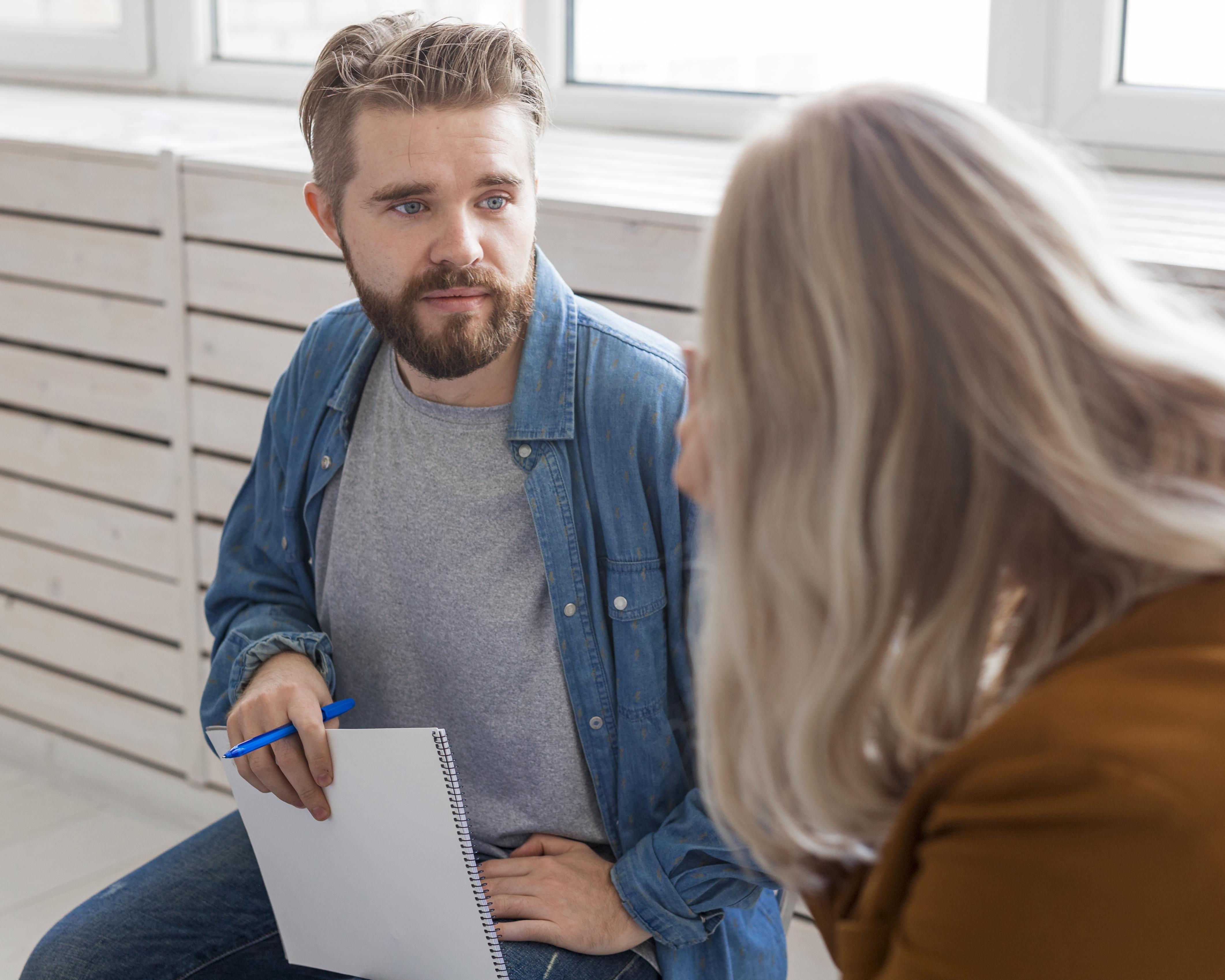 Öffnet die Seite 'Gelingende Angehörigenarbeit – Personenzentrierte Gesprächsführung mit herausfordernden Angehörigen' Bildquelle: Freepik.com